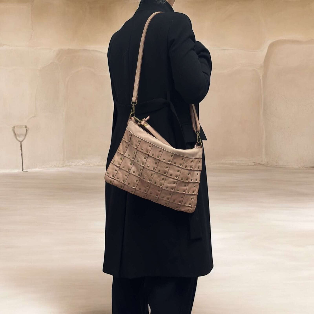 Borsa a tracolla donna in vera pelle borchiata piatta - Pito’s|Bag
