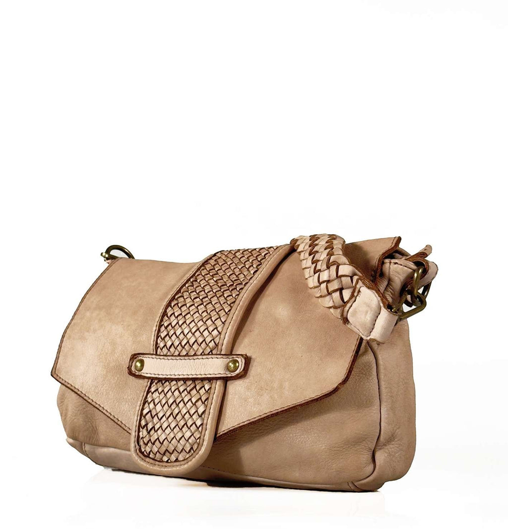 Borsa cartella Pito’s|Bag Snow in vera pelle beige con patta frontale intrecciata e dettagli in ottone.