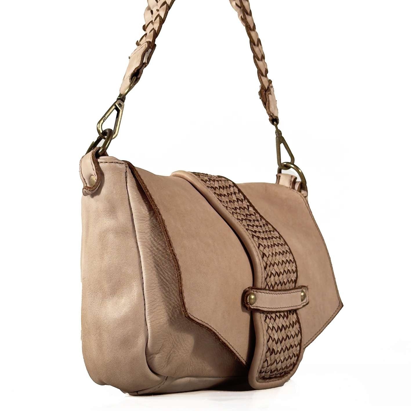 Borsa cartella Pito’s|Bag Snow in vera pelle color tortora con patta frontale intrecciata e dettagli in ottone.