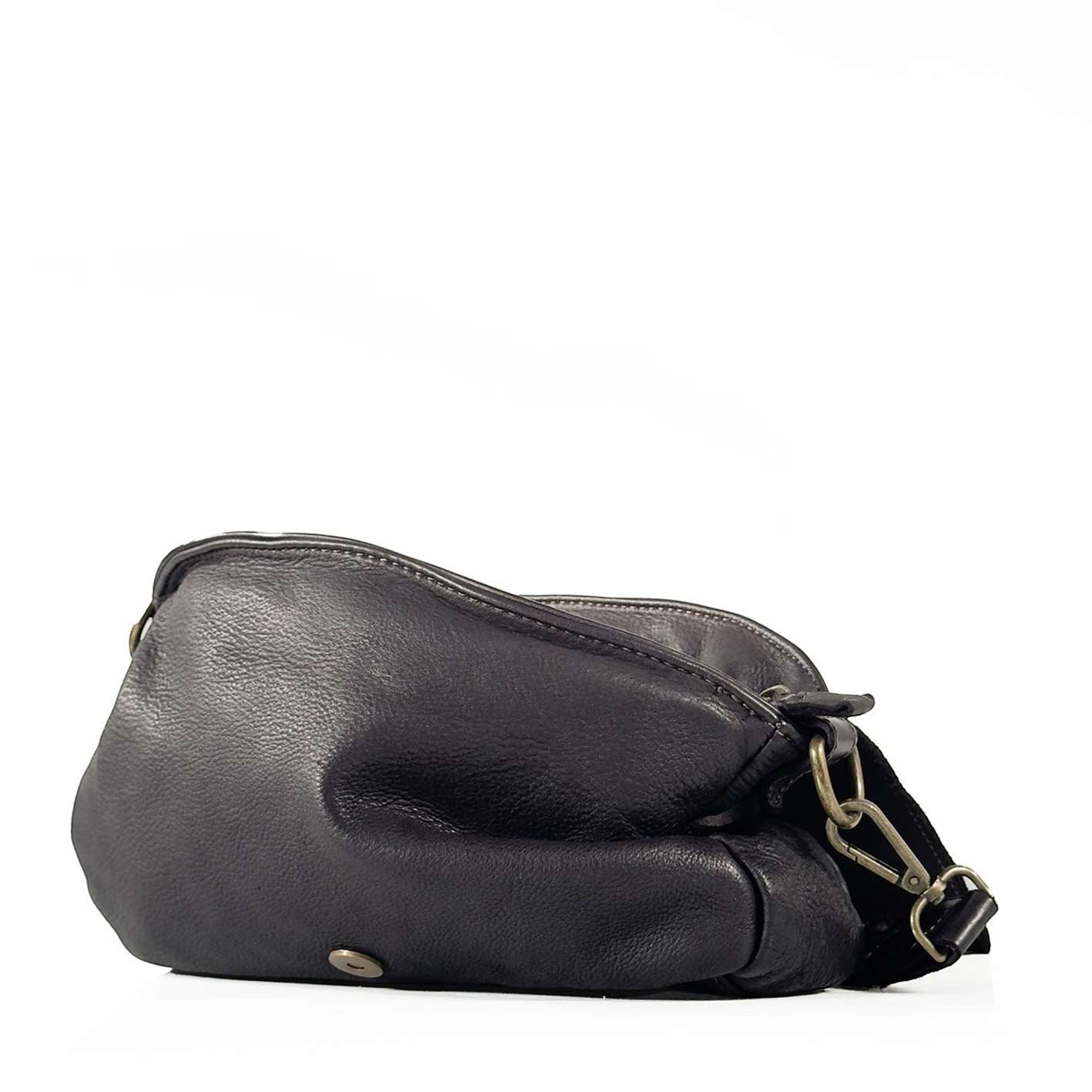 Borsa cartella Pito’s|Bag Snow in vera pelle di vitello nera con dettagli in ottone e tracolla regolabile