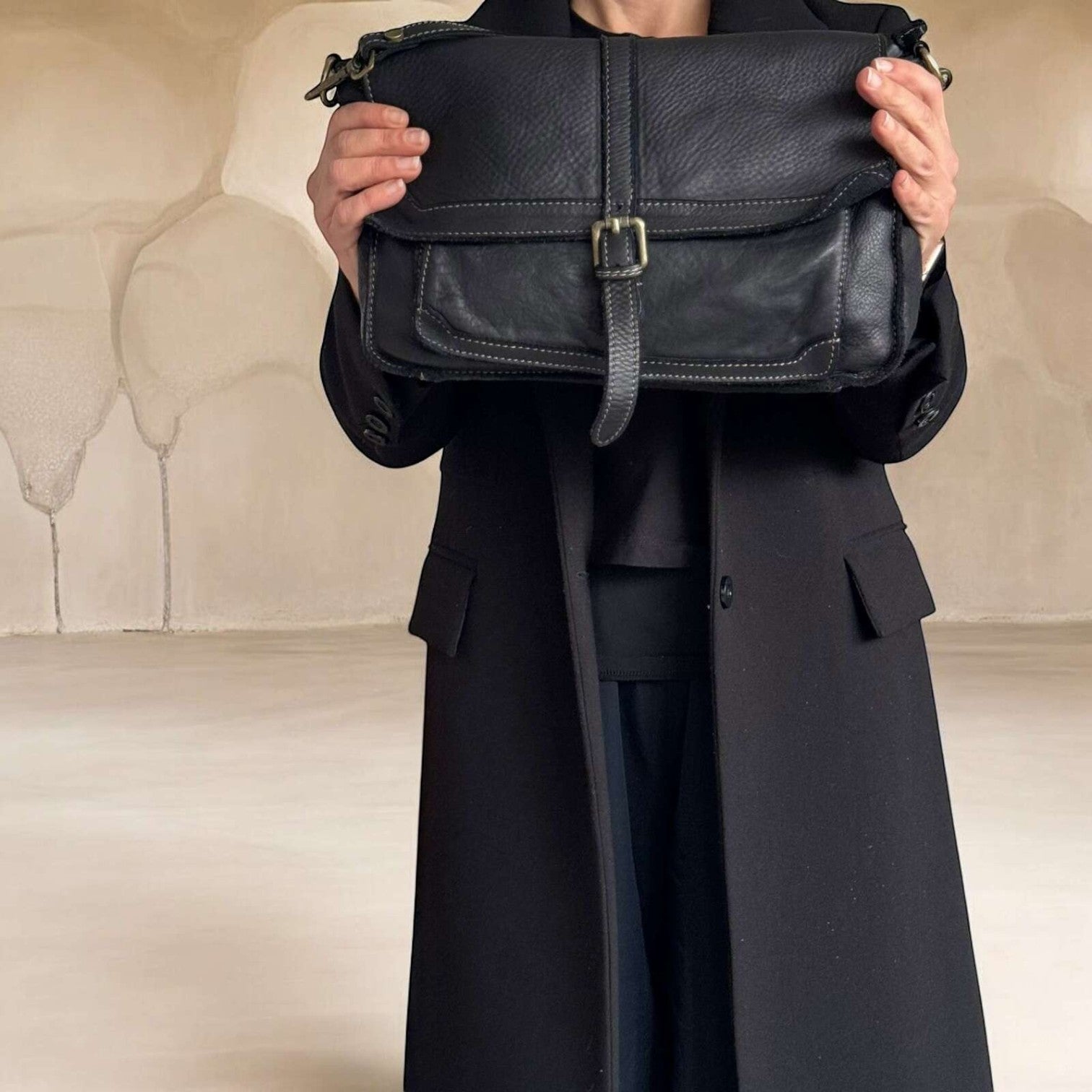 Borsa cartella Pito’s|Bag Ale nera in vera pelle di vacchetta con dettagli in metallo ottonato e chiusura a patta.