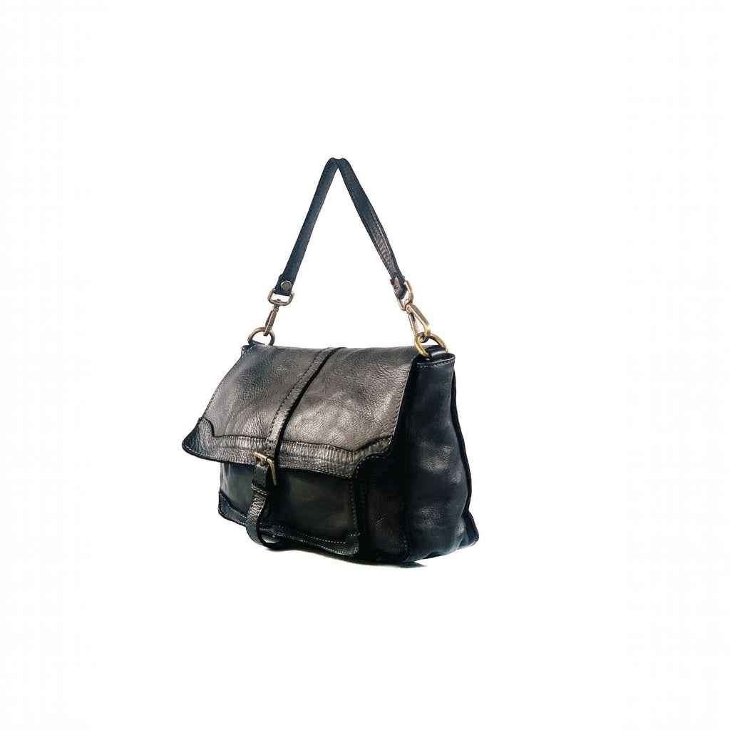 Borsa cartella Pito’s|Bag Ale in vera pelle nera con patta, tracolla regolabile e dettagli in metallo ottonato.