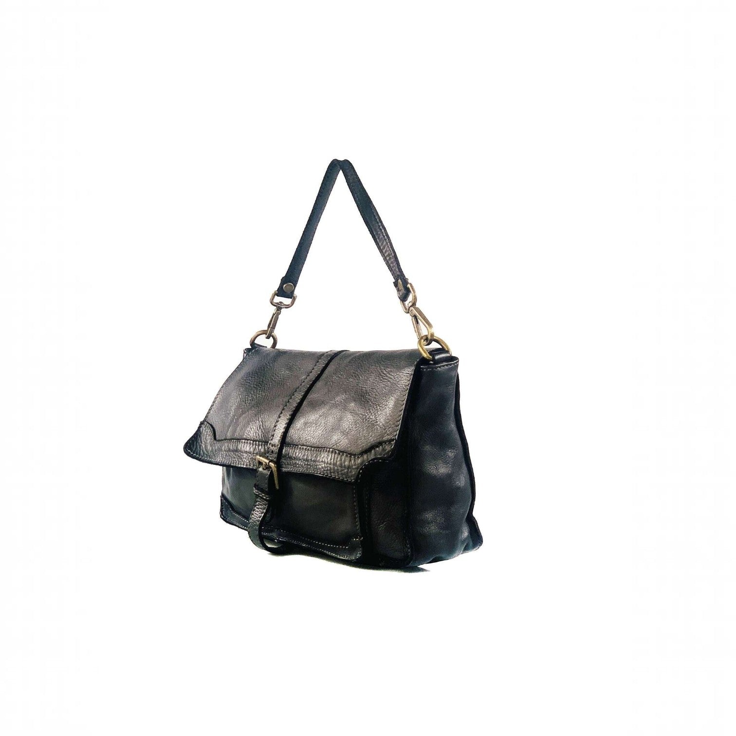 Borsa cartella Pito’s|Bag Ale in vera pelle nera con patta, tracolla regolabile e dettagli in metallo ottonato.