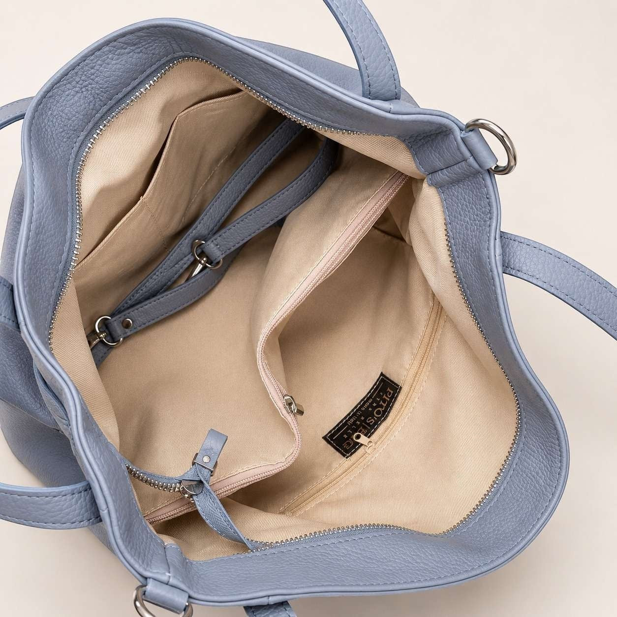 Interno della borsa a spalla Pito’s|Bag in pelle martellata color carta da zucchero con scomparti organizzati