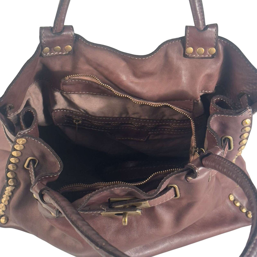 Interno della borsa Pito’s|Bag in pelle di vitello marrone con borchie laterali, fodera in cotone e chiusura zip