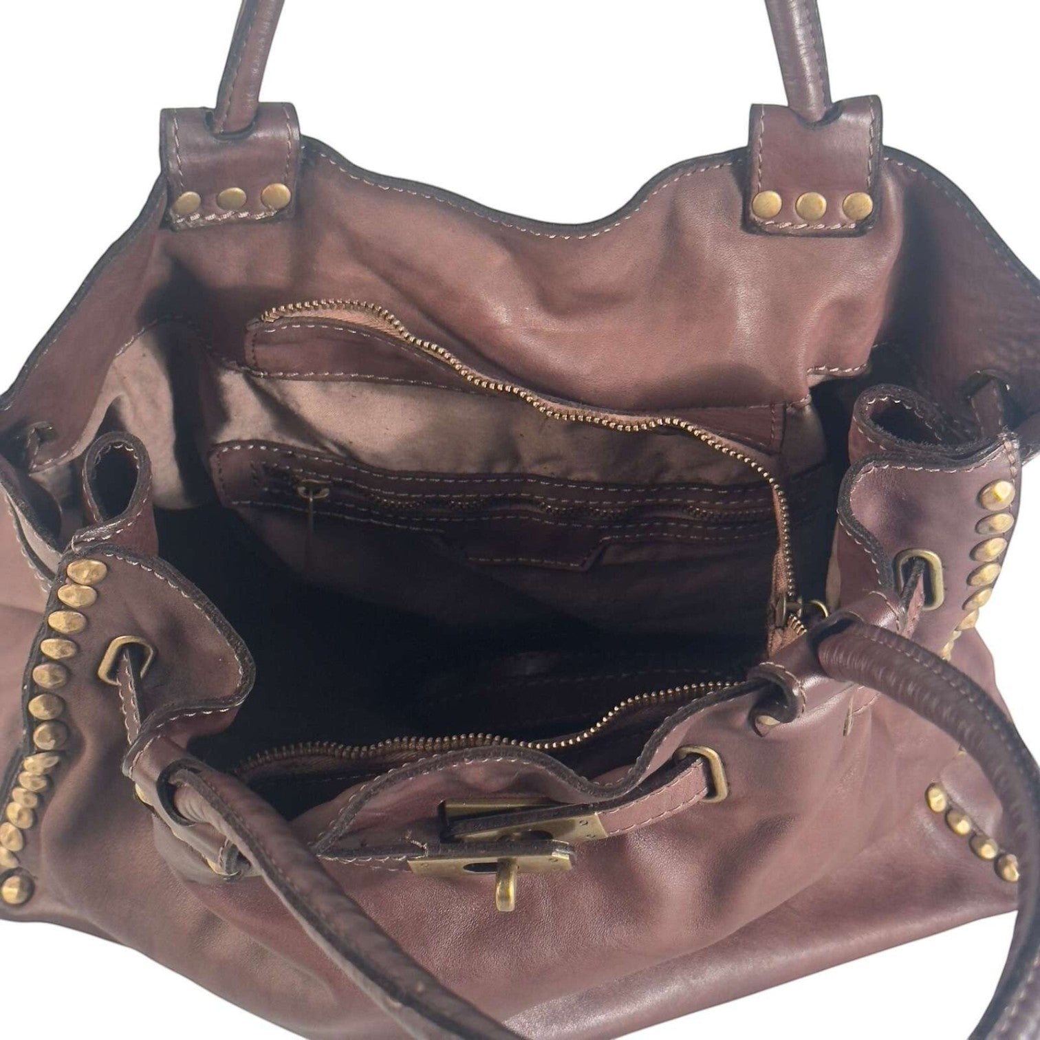 Interno della borsa Pito’s|Bag in pelle di vitello marrone con borchie laterali, fodera in cotone e chiusura zip