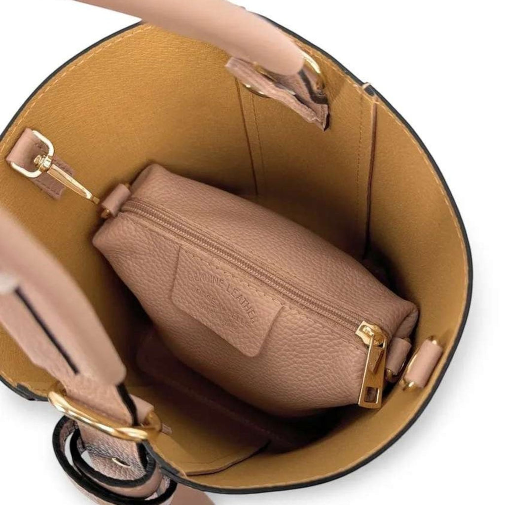 Interno della borsa secchiello Pito’s|Bag in vera pelle rosa con pochette estraibile coordinata e tracolla