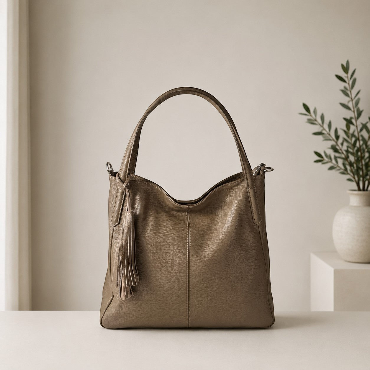 Borsa a spalla Pito’s|Bag in vera pelle martellata color taupe con nappa decorativa e design Made in Italy