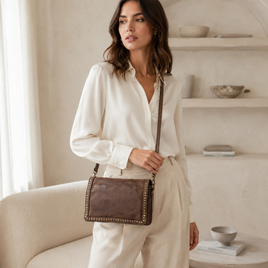 Modella indossa borsa a tracolla Pito’s|Bag in vera pelle testa di moro con borchie e dettagli color ottone
