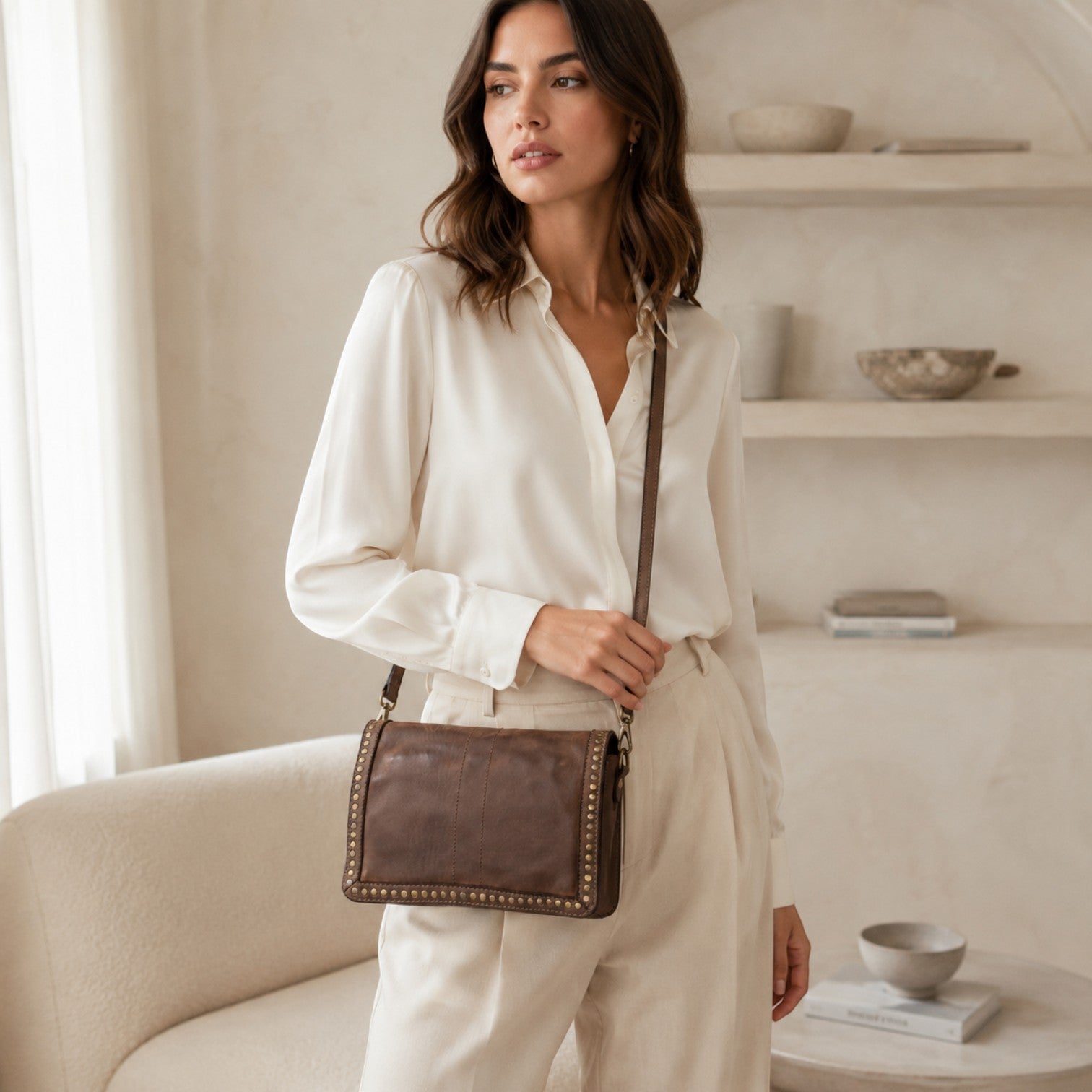 Modella indossa borsa a tracolla Pito’s|Bag in vera pelle testa di moro con borchie e dettagli color ottone