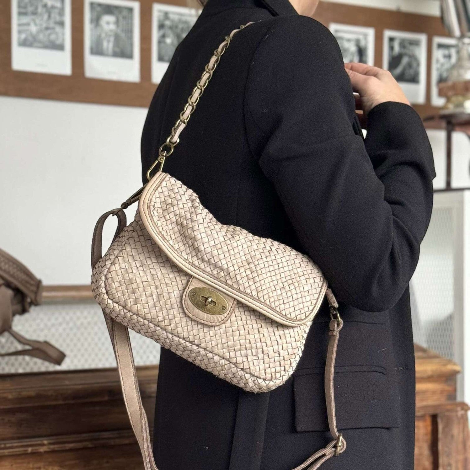 Borsetta Pito’s|Bag Saray in pelle beige intrecciata a mano con catena decorativa e tracolla, stile artigianale italiano
