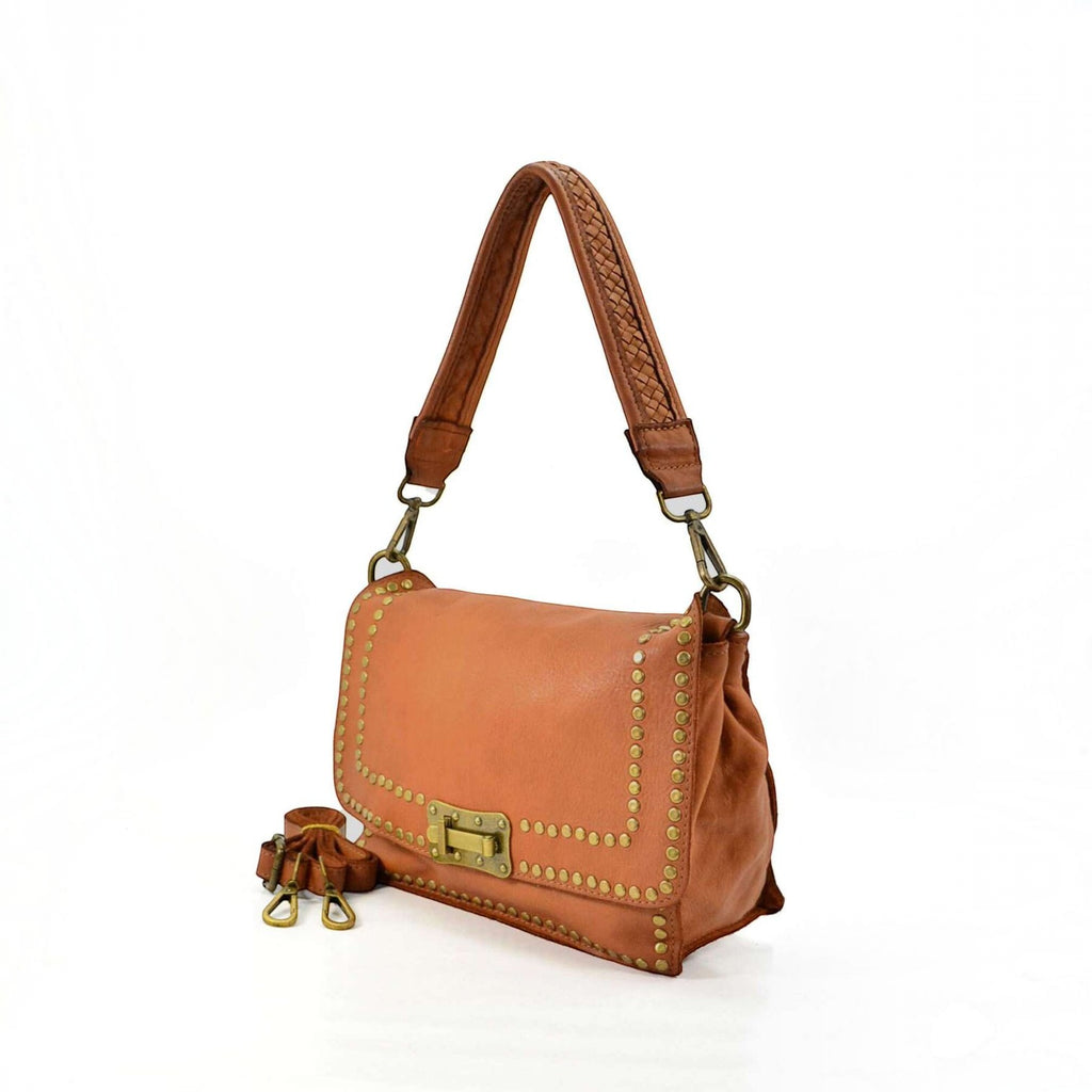 Borsetta Pito’s|Bag Special in pelle di vacchetta color cuoio con borchie e chiusura in ottone anticato.
