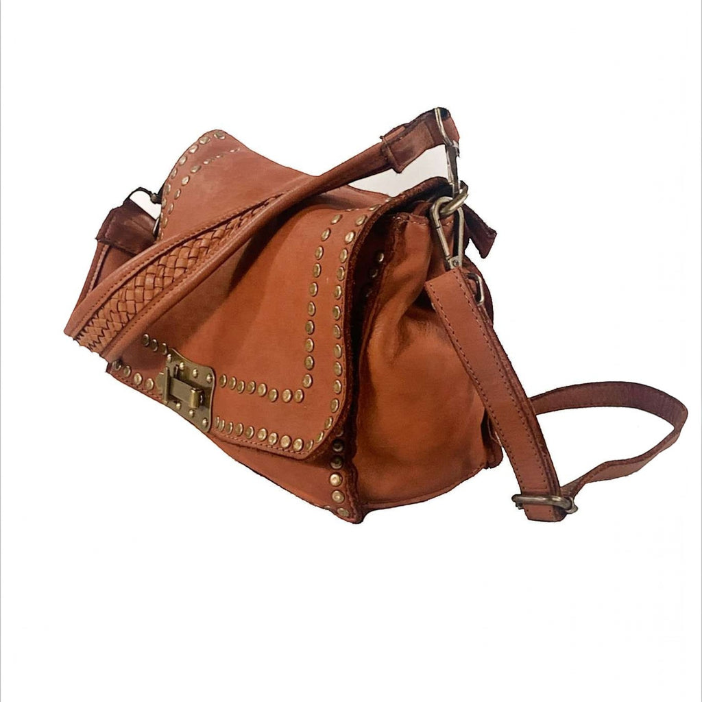 Borsetta Pito’s|Bag Special in pelle di vacchetta color cuoio con borchie, chiusura in ottone e tracolla regolabile.