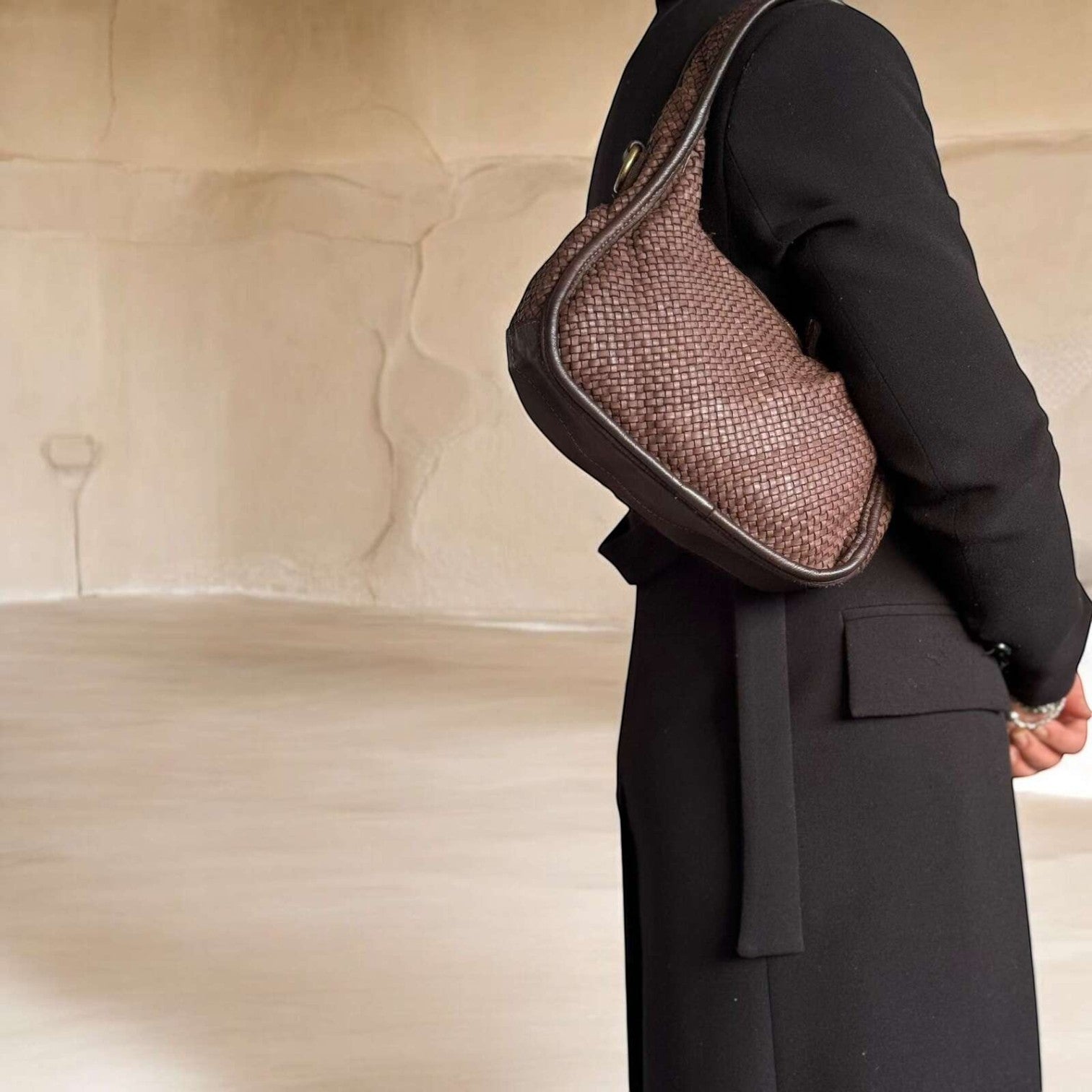 Borsetta Pito’s|Bag in pelle testa di moro con lavorazione intrecciata, manico a spalla e chiusura zip.
