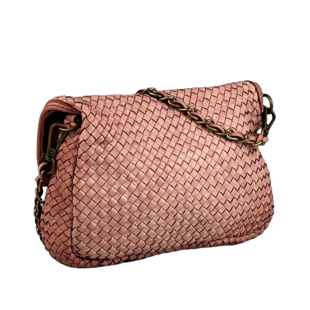 Borsetta Pito’s|Bag Saray in pelle rosa nude intrecciata a mano con catena decorativa e tracolla, stile artigianale