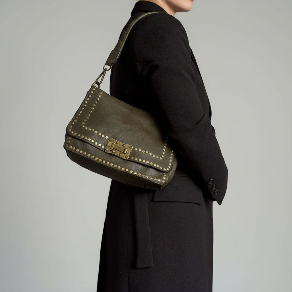 Borsetta Pito’s|Bag in vera pelle verde con borchie, chiusura in ottone anticato e tracolla regolabile