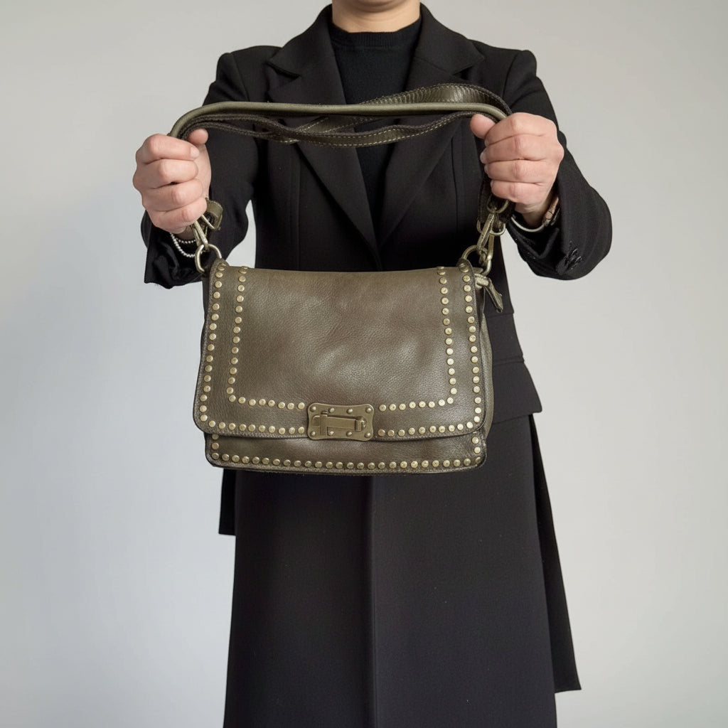 Borsetta Pito’s|Bag in vera pelle verde tinta in capo con borchiette decorative, chiusura in ottone e tracolla.