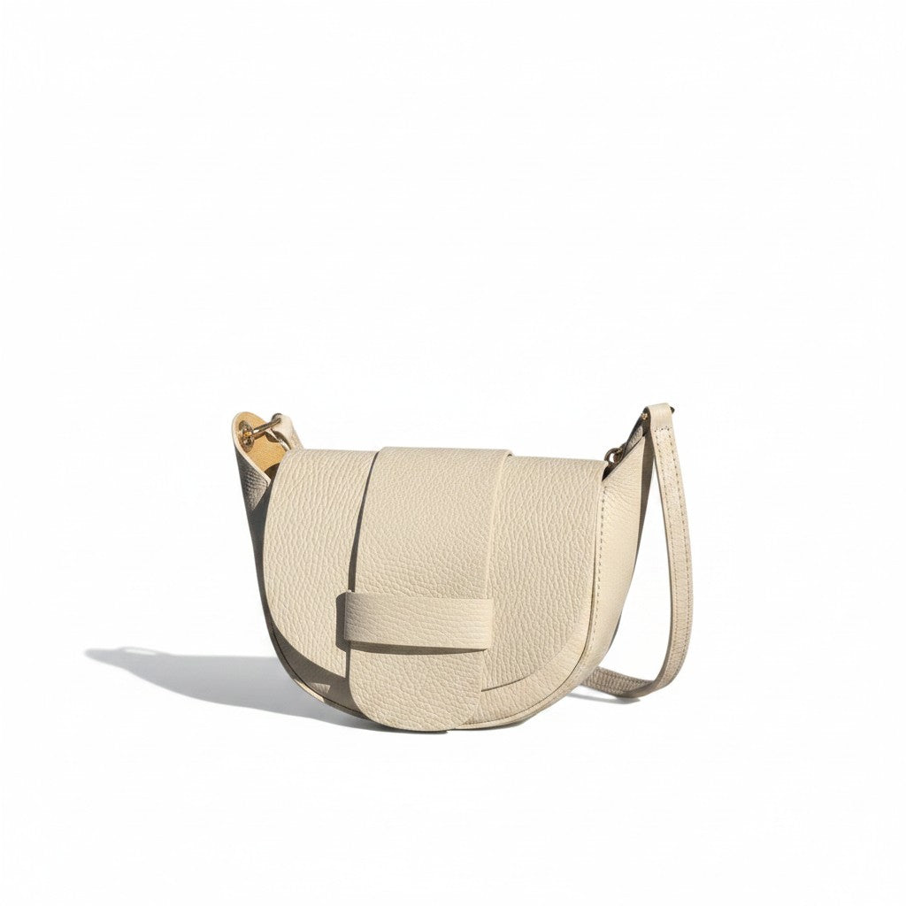 Borsetta Pito’s|Bag Sara piccola in vera pelle martellata color crema con patta frontale e dettagli dorati
