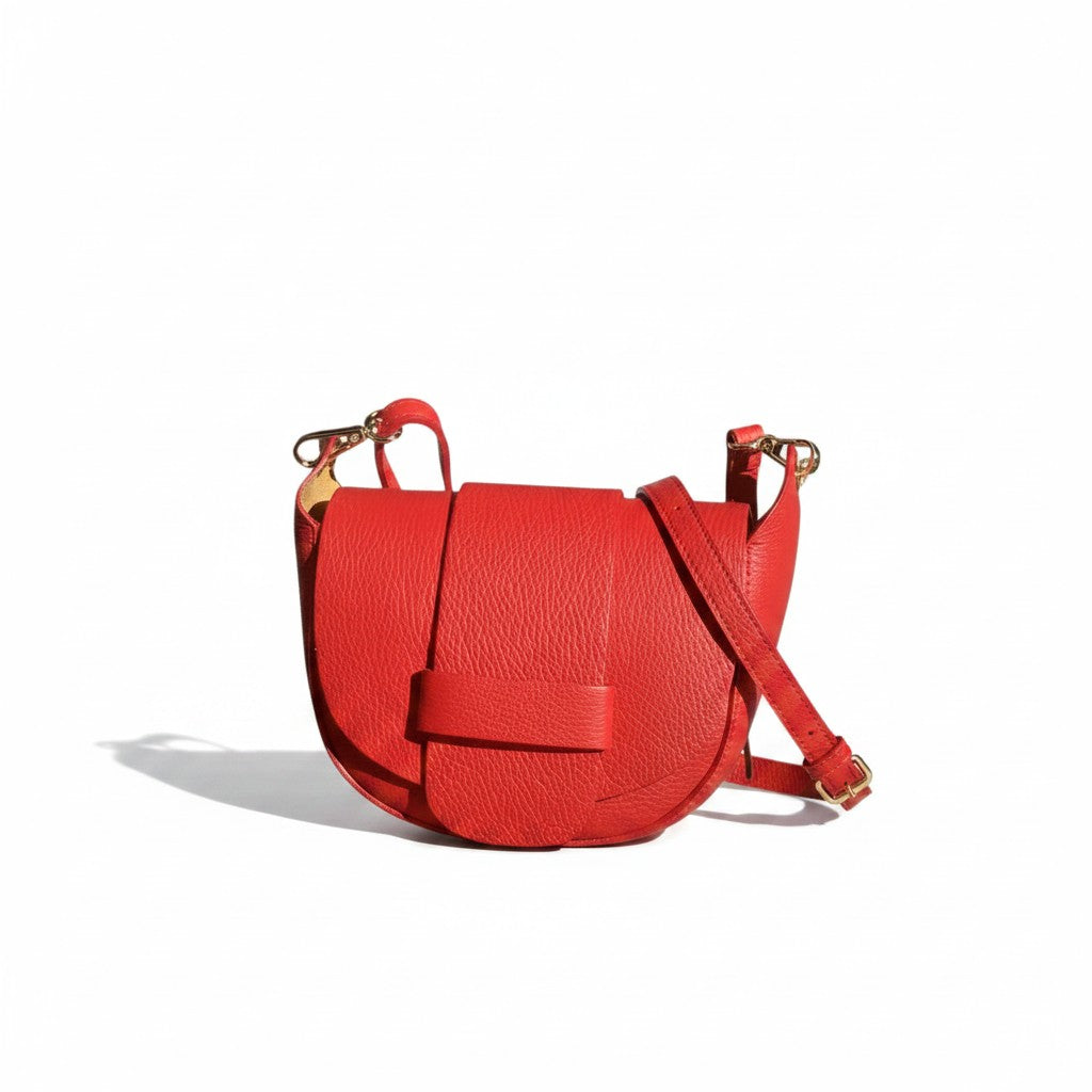 Borsetta Pito’s|Bag Sara piccola in pelle martellata rossa con patta frontale, dettagli dorati e tracolla regolabile