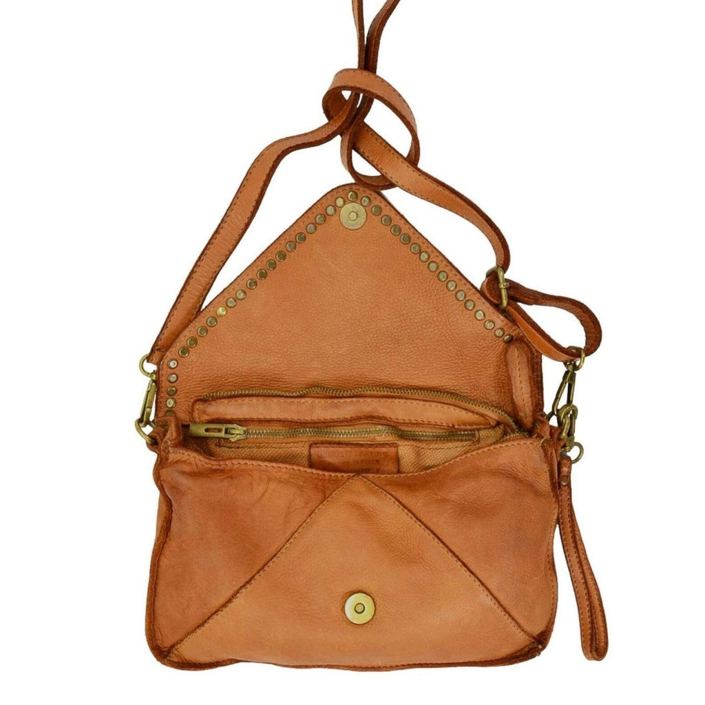 Pochette a busta Pito’s|Bag in pelle color cuoio con borchie, tracolla regolabile e chiusura a clip e zip.
