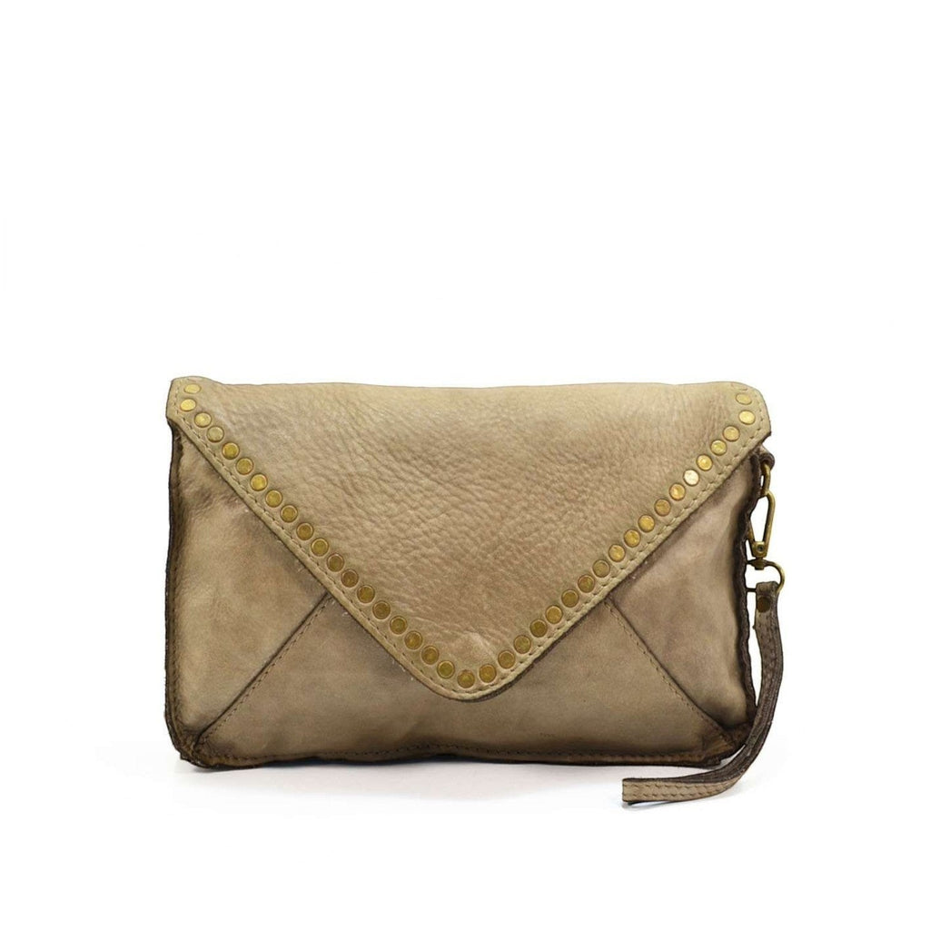 Pochette a busta Pito’s|Bag in pelle taupe tinto in capo con borchie in ottone sulla patta e tracolla rimovibile.