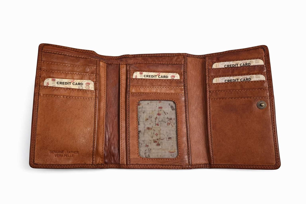 Portafoglio donna Pito’s|Bag in vera pelle color cuoio, aperto con numerosi scomparti per carte e documenti.