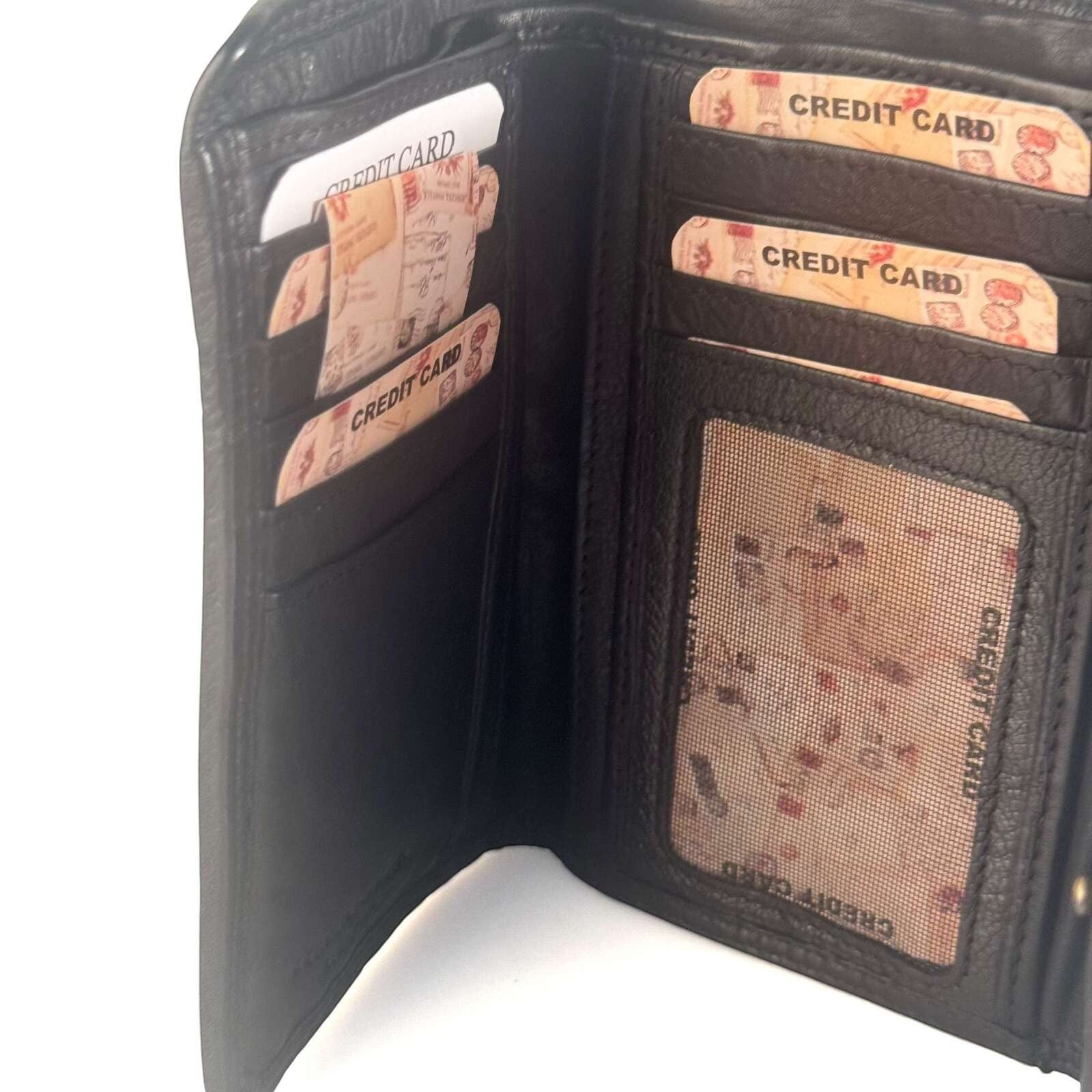 Portafoglio donna Pito’s|Bag in vera pelle nera con numerosi scomparti per carte e documenti, design Made in Italy.