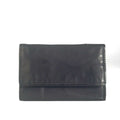 Portafoglio donna Pito’s|Bag in vera pelle liscia nera, design capiente con chiusura a patta e cuciture tono su tono.