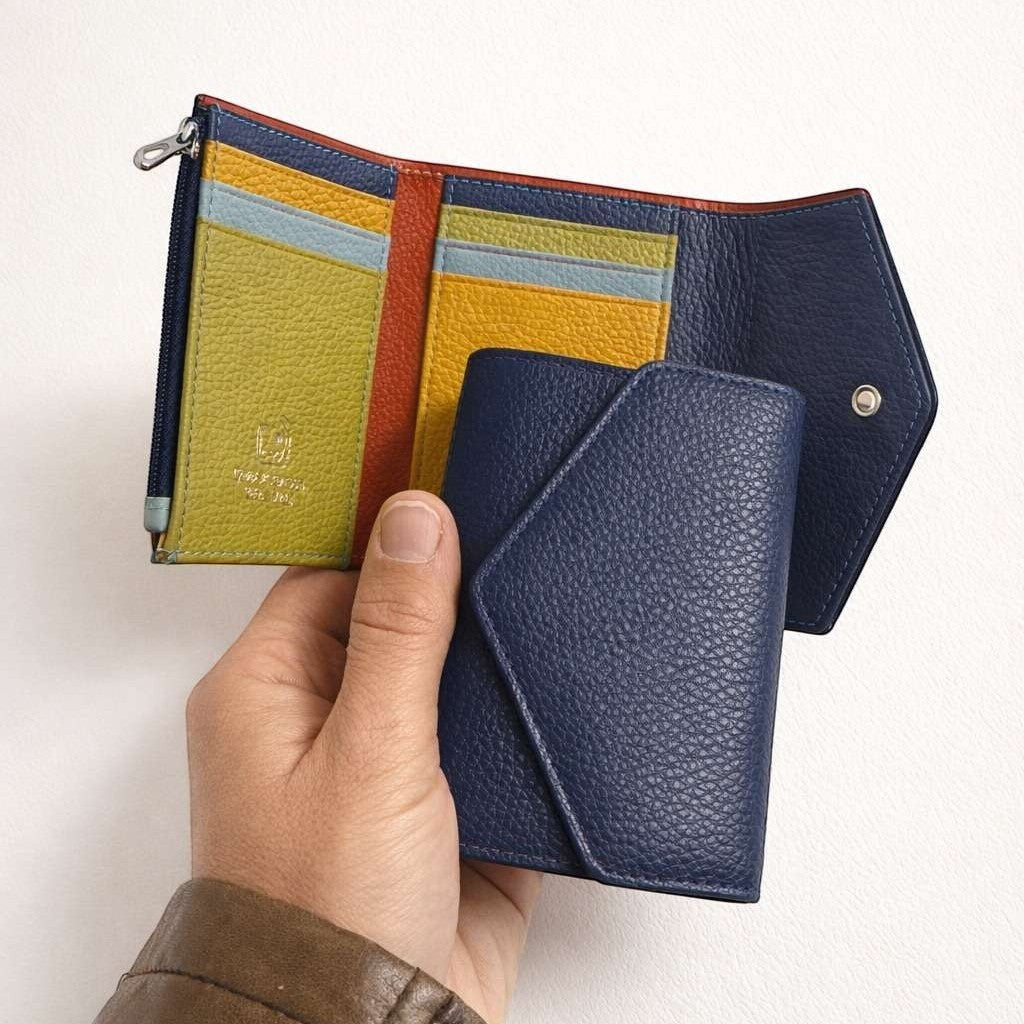 Portafoglio compatto Pito’s|Bag in vera pelle martellata blu con interno multicolore, chiusura a busta e tasca zip.