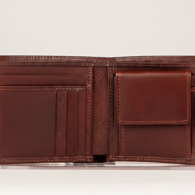 Portafoglio uomo Pito’s|Bag Leonardo in vera pelle color cuoio con slot per tessere, vani banconote e portamonete.