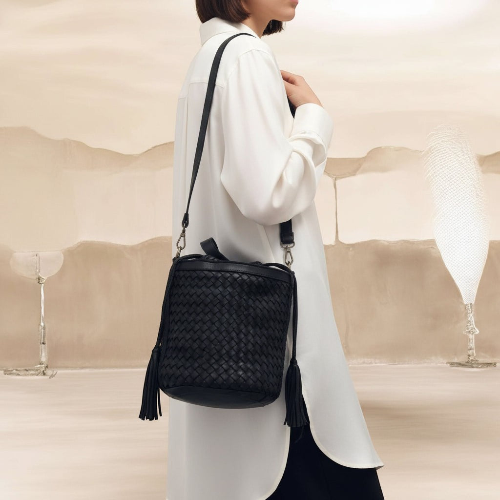 Secchiello Pito’s|Bag nero in vera pelle intrecciata a mano con tracolla regolabile e chiusura a coulisse