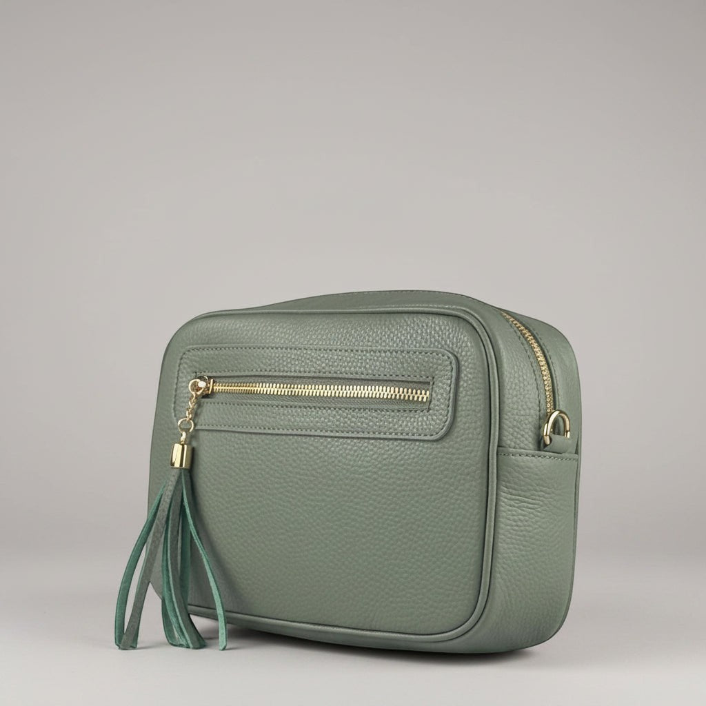 Tracollina Pito’s|Bag in vera pelle verde salvia con zip dorata, tracolla rimovibile e nappina decorativa laterale.