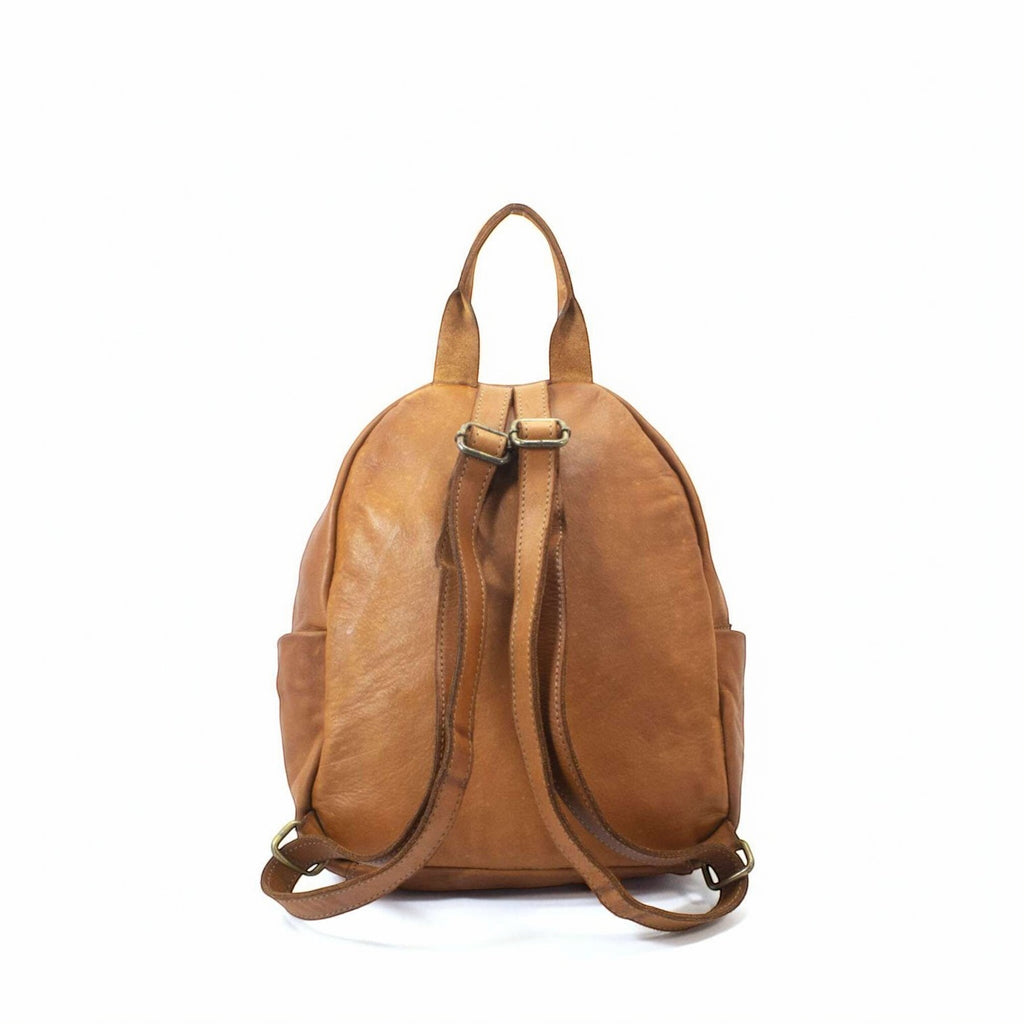 Zaino donna Pito’s|Bag in vera pelle color cuoio con spallacci regolabili e dettagli in ottone, vista posteriore.