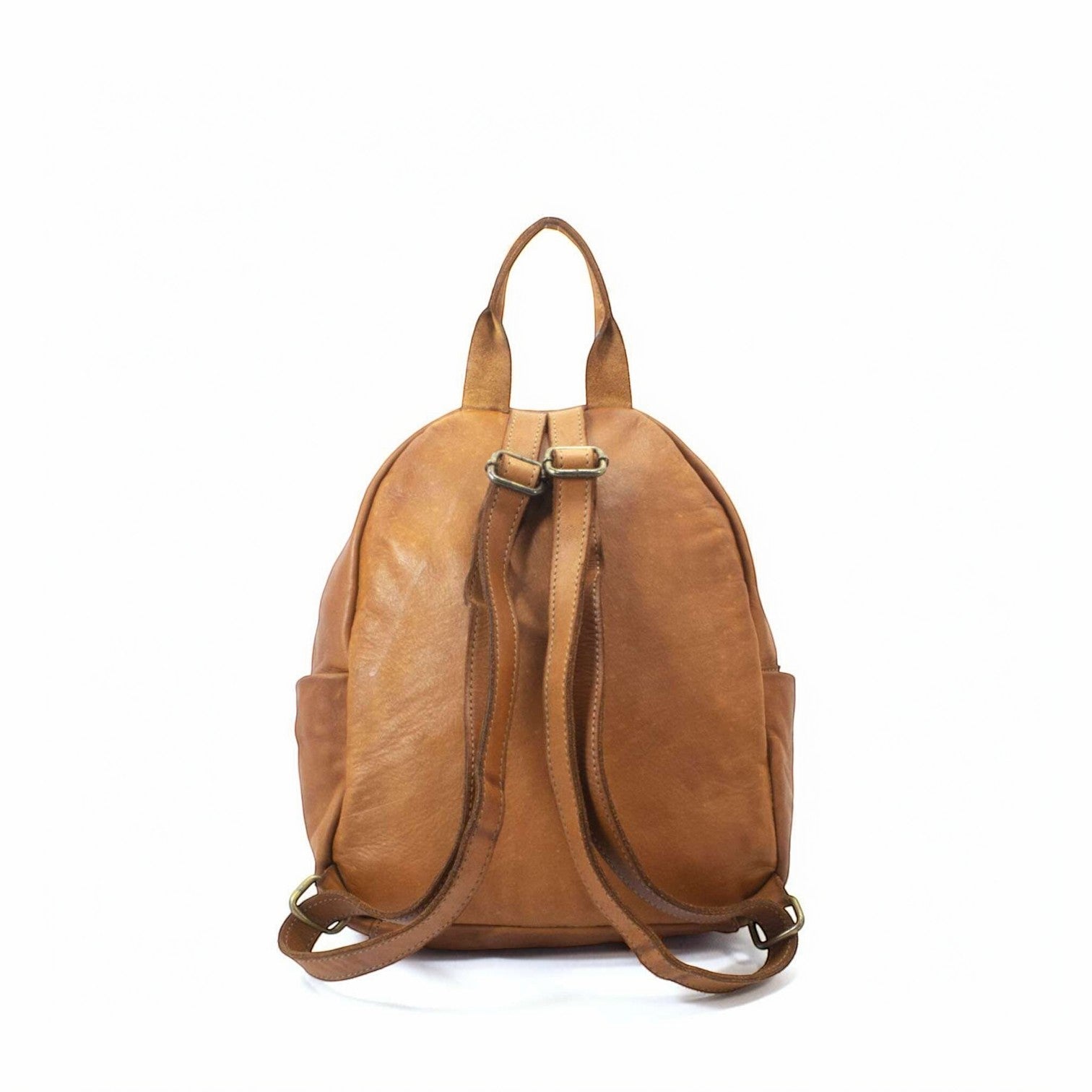 Zaino donna Pito’s|Bag in vera pelle color cuoio con spallacci regolabili e dettagli in ottone, vista posteriore.