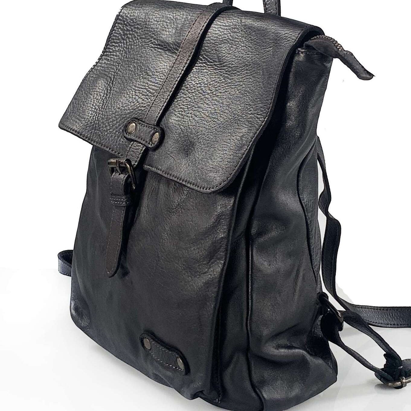 Zaino unisex Pito’s|Bag in morbida pelle nera, artigianale Made in Italy con chiusura a clip e design essenziale.