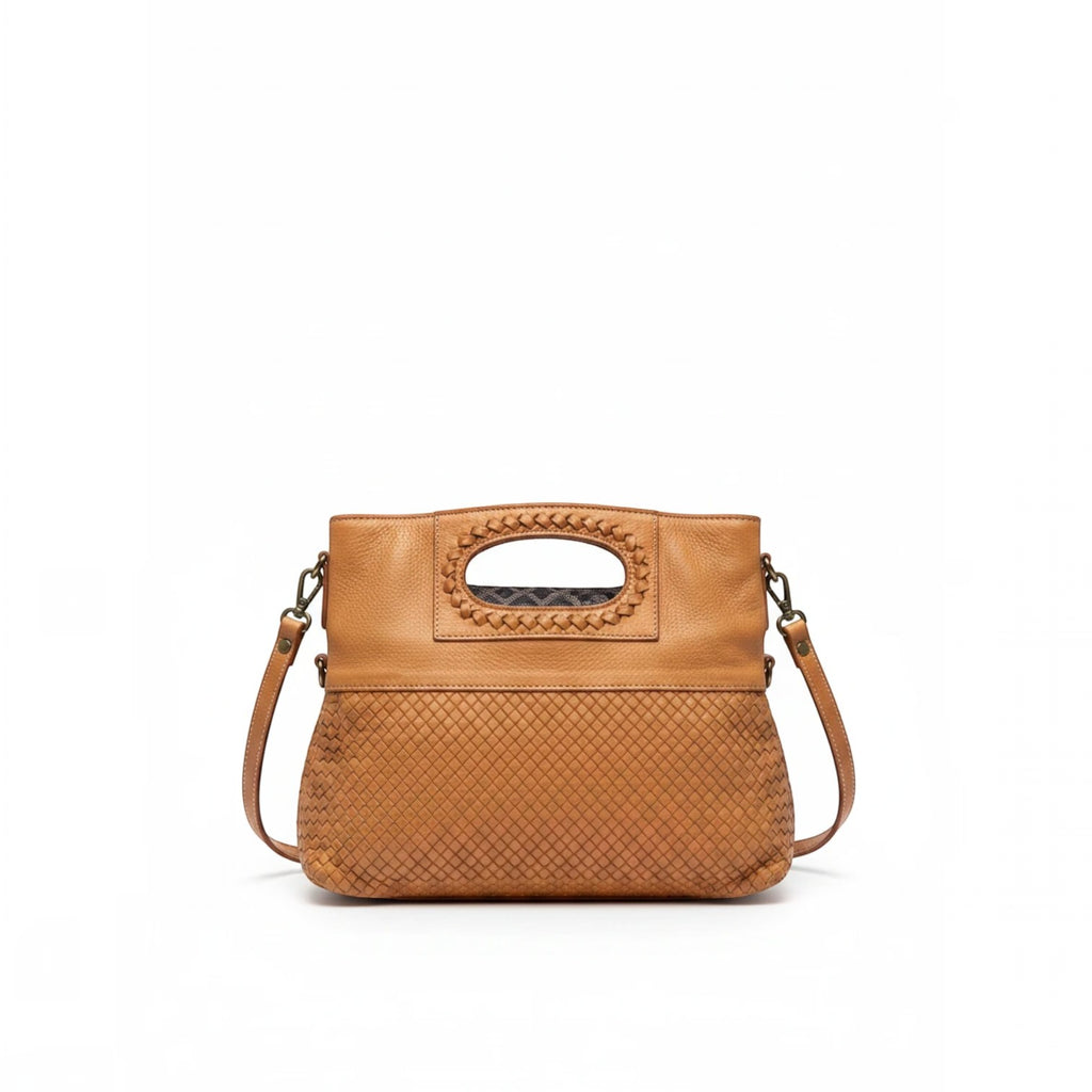 Borsa a mano Pito’s|Bag in pelle color cuoio con intreccio fine, manico borchiato e tracolla regolabile.
