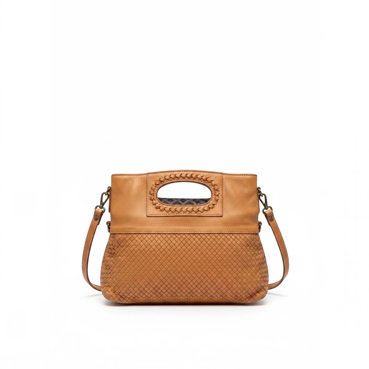Borsa a mano Pito’s|Bag in pelle color cuoio con intreccio fine, manico borchiato e tracolla regolabile.