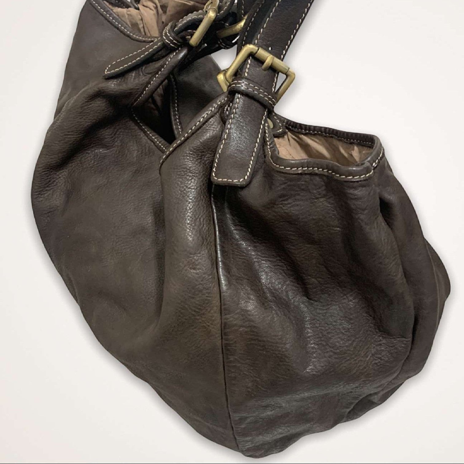Borsa a sacca Pito’s|Bag Era in morbida pelle di vacchetta marrone con manici regolabili e cuciture a vista