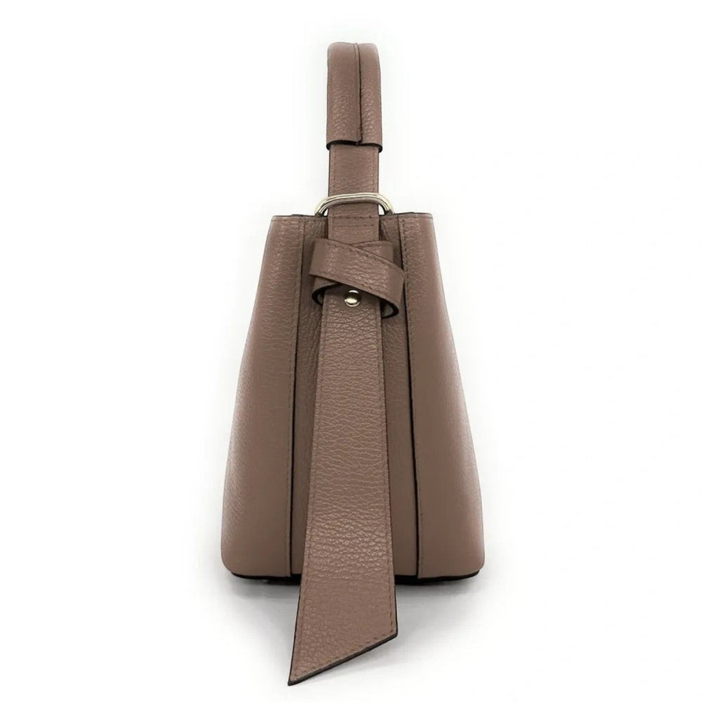 Borsa secchiello Pito’s|Bag in vera pelle color tortora con design minimal e tracolla regolabile, artigianale italiana.