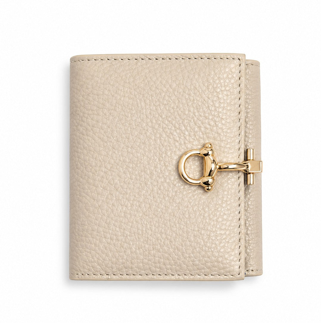 Portafoglio donna Pito’s|Bag Marinella in vera pelle beige martellata con dettaglio metallico dorato frontale